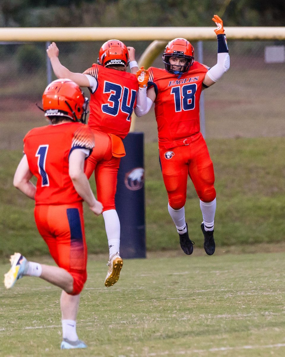 WarlickPhoto's tweet photo. Team Work Makes the Dream Work 😀🏈

#Football #NCphotographer #Sportsphotos #Team #Sportsphotographer https://t.co/CWFZO4O7r9