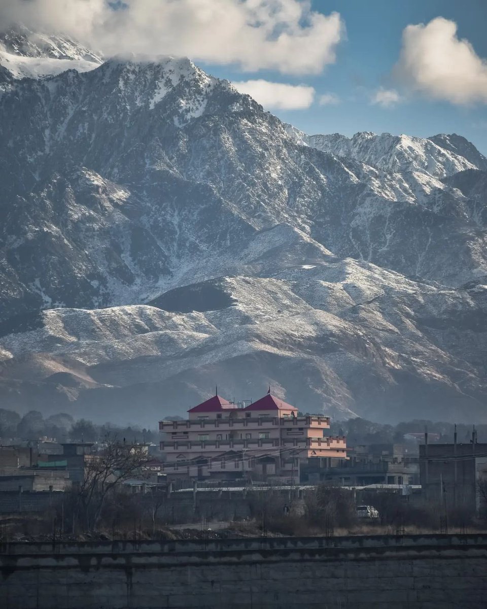 PicturePakistan's tweet photo. Today's scenes after the yesterday snowfall
Photos : fazil hussein
#parachinar https://t.co/302b7CCbEF