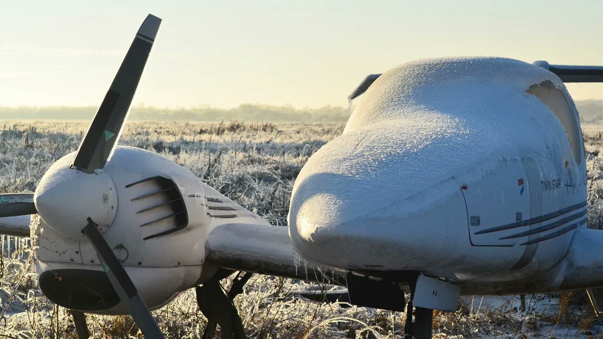 AndAvSvcs's tweet photo. Starting an aircraft piston engine when it's too cold can cause serious damage. 

Thick oil makes it difficult to properly lubricate, leading to excessive engine wear. 

It's important to follow proper cold weather starting procedures to ensure a safe and successful flight https://t.co/oK14IvARPx