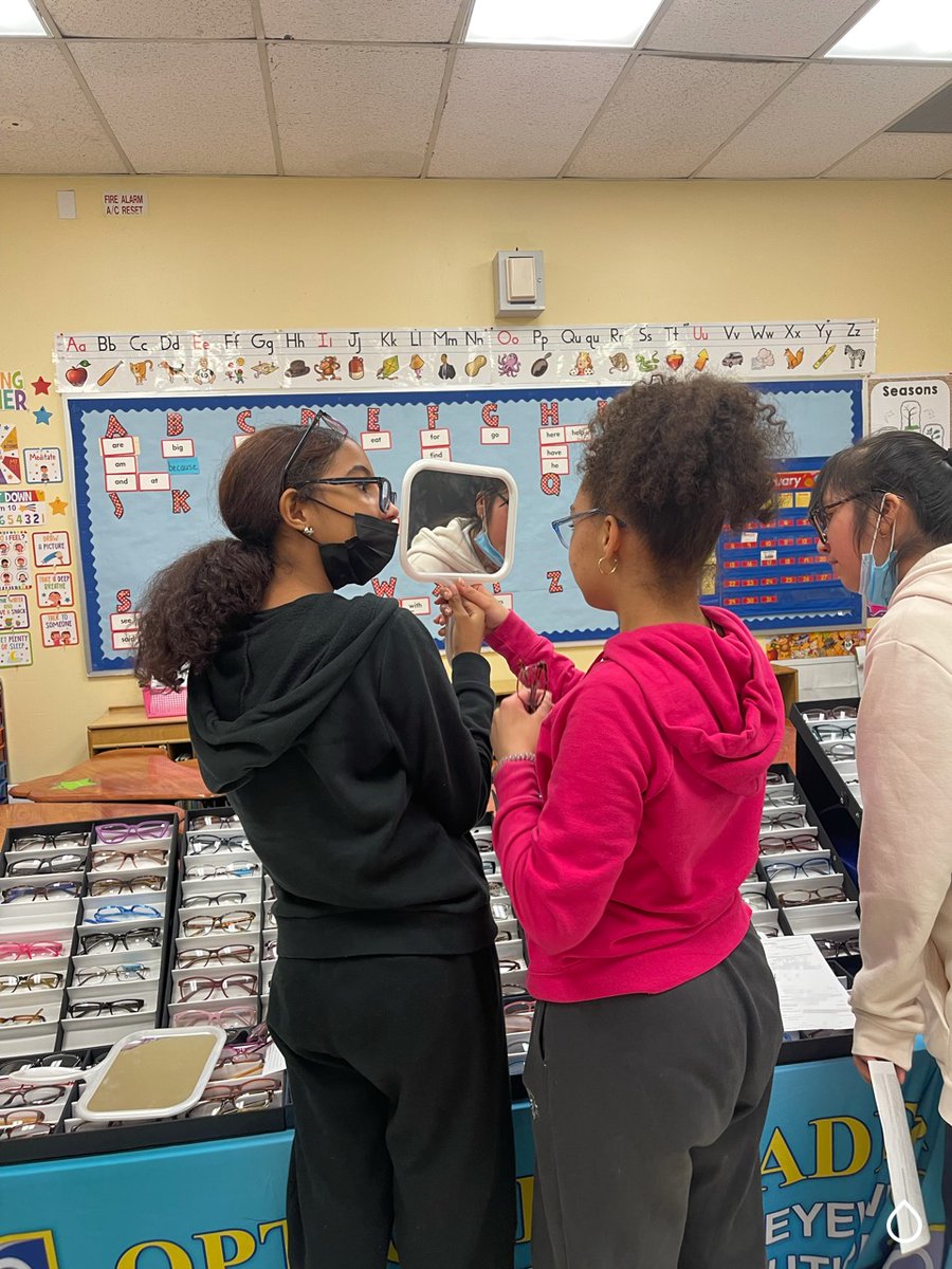 opticalacademy1's tweet image. What’s better than choosing a brand new pair of glasses?! Choosing a brand new pair of glasses with your bestie by your side 🤣💙👏🏼Optical Academy makes receiving eye exams and glasses a fun experience for friends to do together! 

#glasses2classes  #opticalacademy #wecometoyou