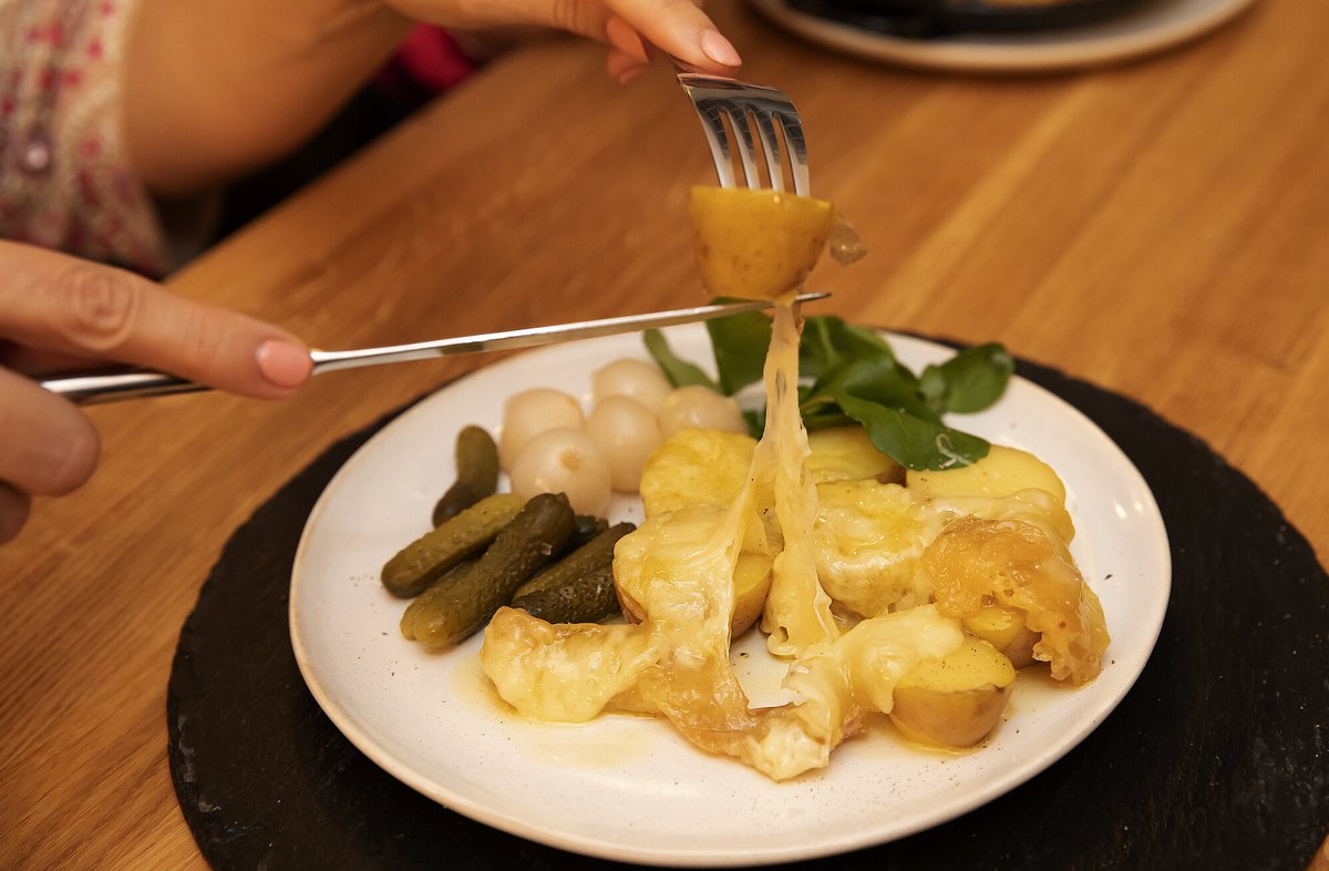 flaginnwivenhoe's tweet photo. Dish of the Day: cheese lovers are never disappointed at dinner time at The Flag… have you tried our deliciously gooey Raclette starter?

#TheFlag #Wivenhoe #Colchester #Essex #Pub #Food #LuxuryRestaurant #EssexRestaurant #WinterWarmer #Vegetarian #CheeseLover #Cheesy #Raclette https://t.co/njPUfuaTFB