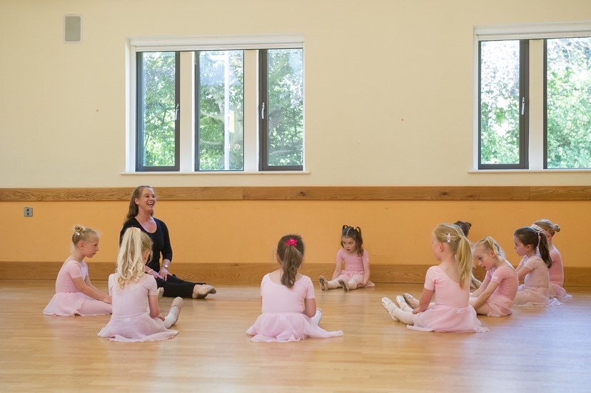 RADheadquarters's tweet photo. Looking for an RAD qualified teacher? Using our register you can find a professional dance teacher, like Karen Lowe, local to you. Karen teaches a Bedford Ballet School in Bedfordshire, England. Search our register: https://t.co/YL21PuCo1K #RoyalAcademyofDance #ProudToBeRAD https://t.co/vOxyZLGSE3