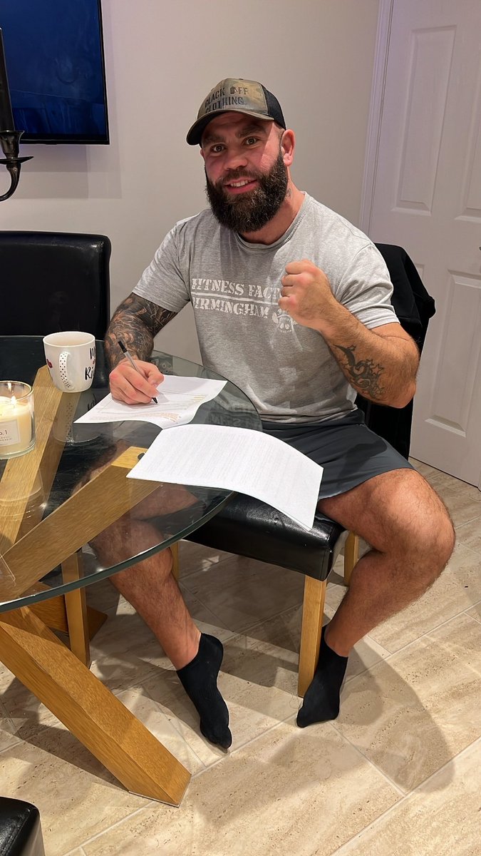 bkb_official1's tweet photo. World 🌎 #No1 Heavyweight in Bare Knuckle Boxing 💯🔥

Daniel Podmore #BigPod 🔥

Signing a Long Term Contract with BKB™️ ✍🏼

2023 is looking 💥💥💥💥 https://t.co/lqVXtl53j7