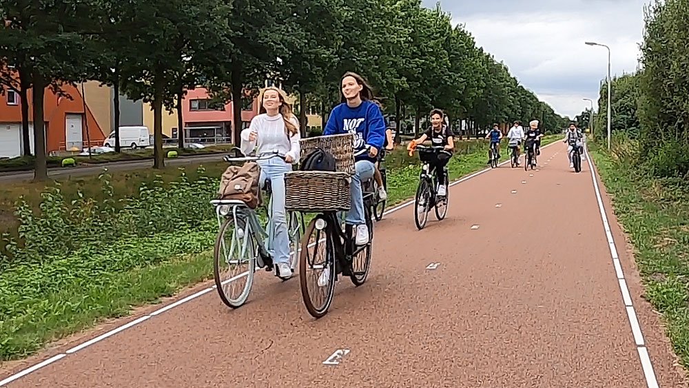 @Cycling_Embassy @BicycleDutch Stat of the week: women bicycle 17% more than men. When the infrastructure is convenient & safe, it's an easy choice to opt for a bike.