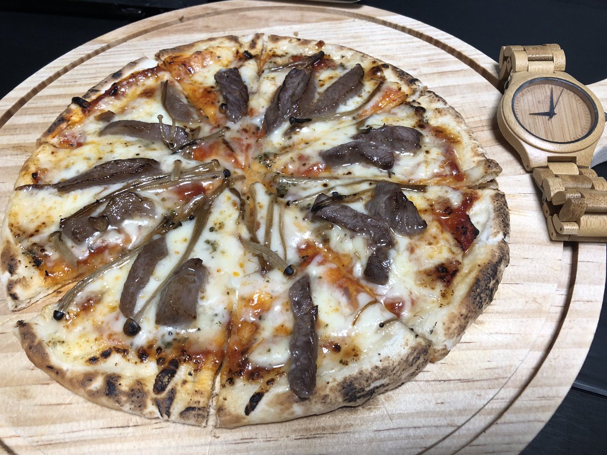 SeikoSaiko2's tweet photo. 198円のピザに和牛とエノキとチーズマシマシ🕰 https://t.co/EGyWZHLH30