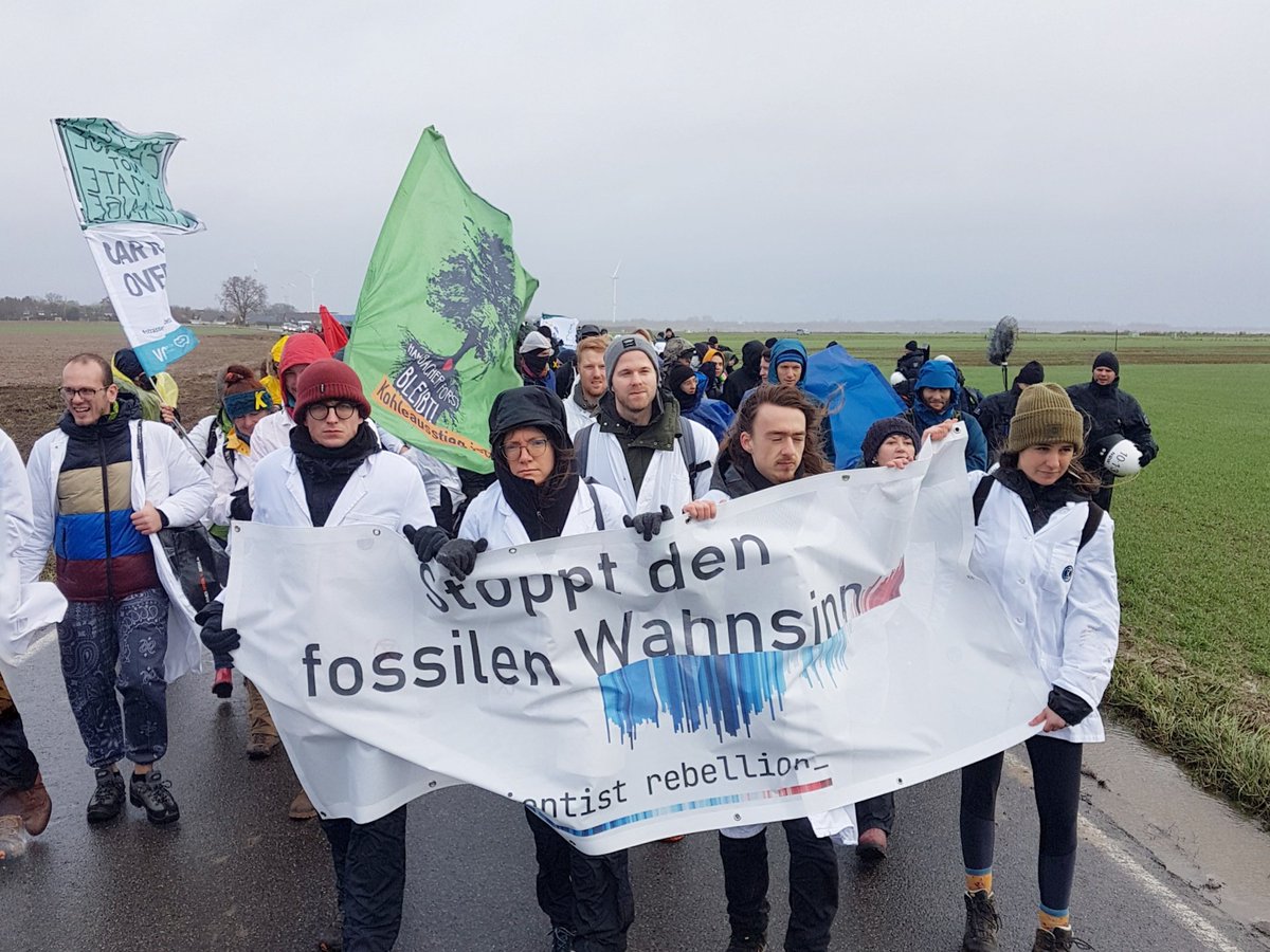 FridayForFuture's tweet photo. An der Demo in der Nähe des Tagebaus haben heute viele Wissenschaftler:innen teilgenommen. Denn wir alle wissen: Für 1,5°C ist entscheidend, dass #LütziBleibt! https://t.co/8GCD48lwWr