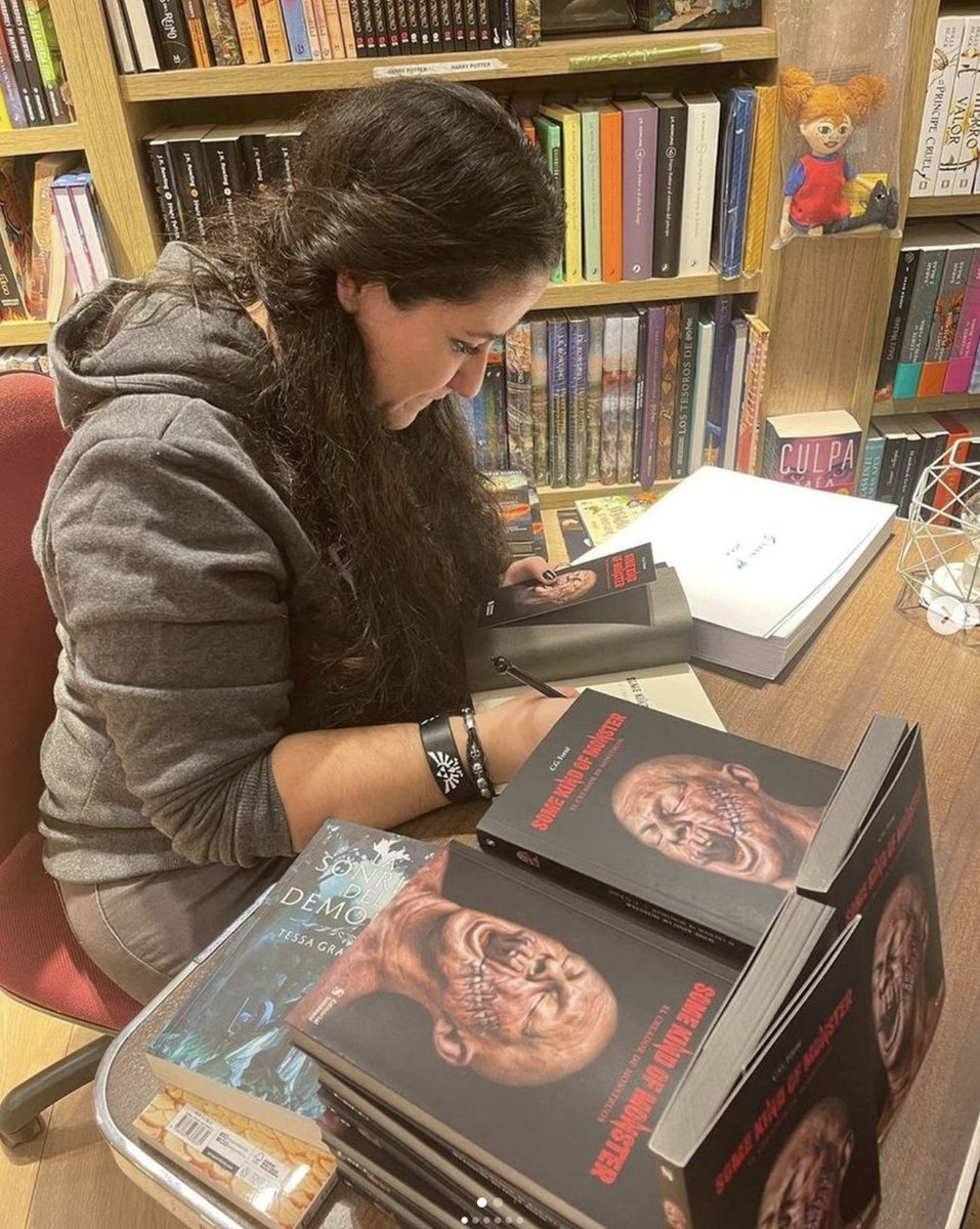 ESoldeSol's tweet image. Nuestra autora @c.g.forne estuvo firmando ejemplares de su obra SOME KIND OF MONSTER en la librería @hsr1850_libreria 
Burgos, la ciudad en la que nunca pasa nada hasta que ÉL sale de caza.
shorturl.at/bgBJW
#novela #terror
#editorialsoldesol #autoediciondecalidad