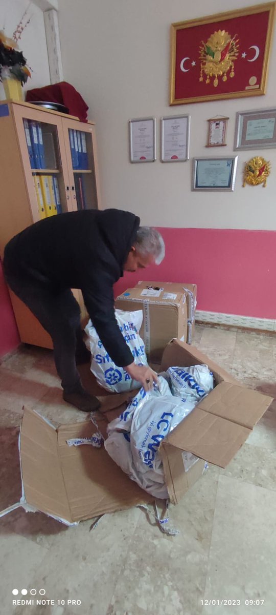 Ortaköy Kaymakamlığı himayelerinde LC Waikiki tarafından gönderilen kıyafet ve botlar 1200 öğrencimize dağıtılmıştır.

@hmzaydg <a href="/TC_Ortakoy/">T.C. Ortaköy Kaymakamlığı</a> <a href="/haciomerkartal/">Hacı Ömer KARTAL</a> <a href="/rasitsahin_/">Raşit ŞAHİN</a> <a href="/tcmeb/">Millî Eğitim Bakanlığı</a>