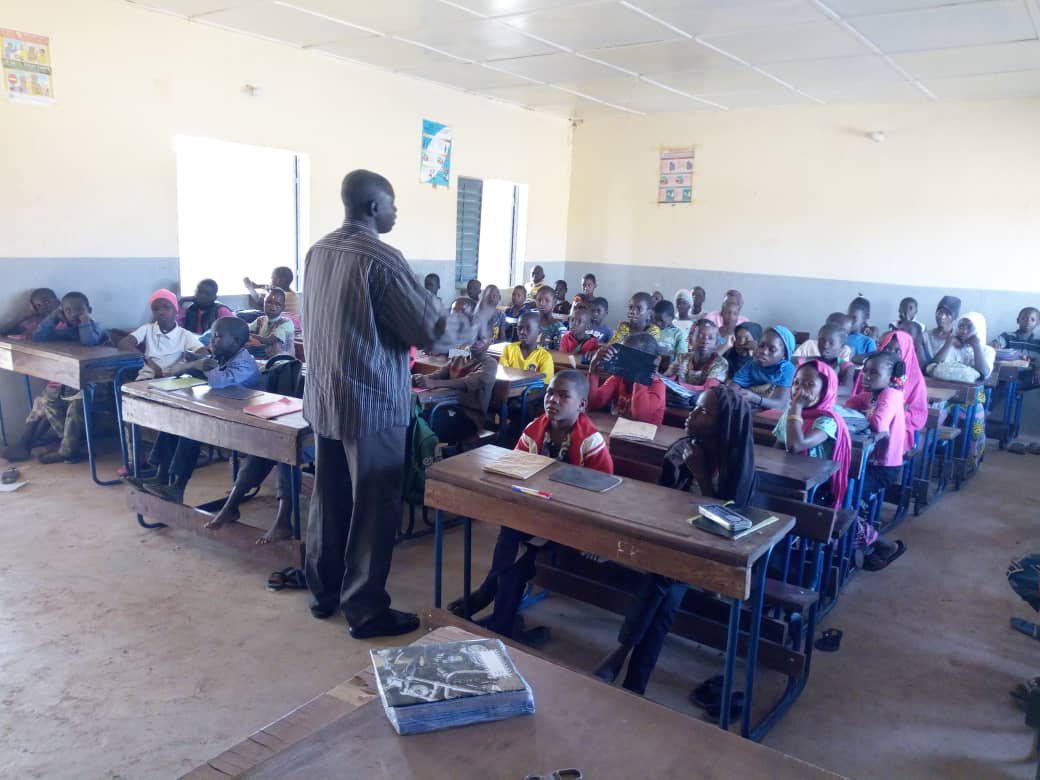 Sad_ngo's tweet image. #SADMali:Après avoir formé le directeur de l’école Fa KEITA sur le premier secours psychologique,la SAD a fait la supervision de son programme de 4 mois concernant les cours de soutien faits à l’endroit des enfants déplacés,élèves de ladite école.

#childprotectionfirst