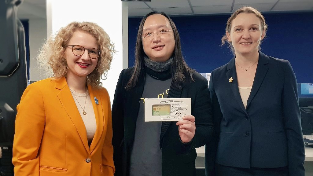 audreyt's tweet photo. “There’s so much we share🤝

that is time we’re aware💡

it's a small world after all. 🌏”

Absolutely chuffed to be an e-resident of #Lithuania!🇱🇹

Heartfelt gratitude to @ArmonaiteA, @ZemaitisKarolis &amp; the Ministry of the Interior’s Migration Department.🙏

You made my trip.🎆 https://t.co/SXBqnzVnRJ
