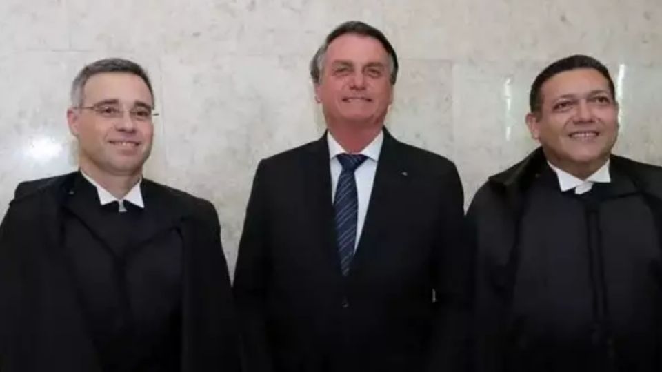 Por 9 x 2 votos, os ministros do STF decidiram pela prisão de Anderson Torres e Ibanes Rocha e advinha justamente quem foram os contra? Sim, eles, Andre Mendonça e Nunes Marques. Não é preciso falar mais nada né. 👏