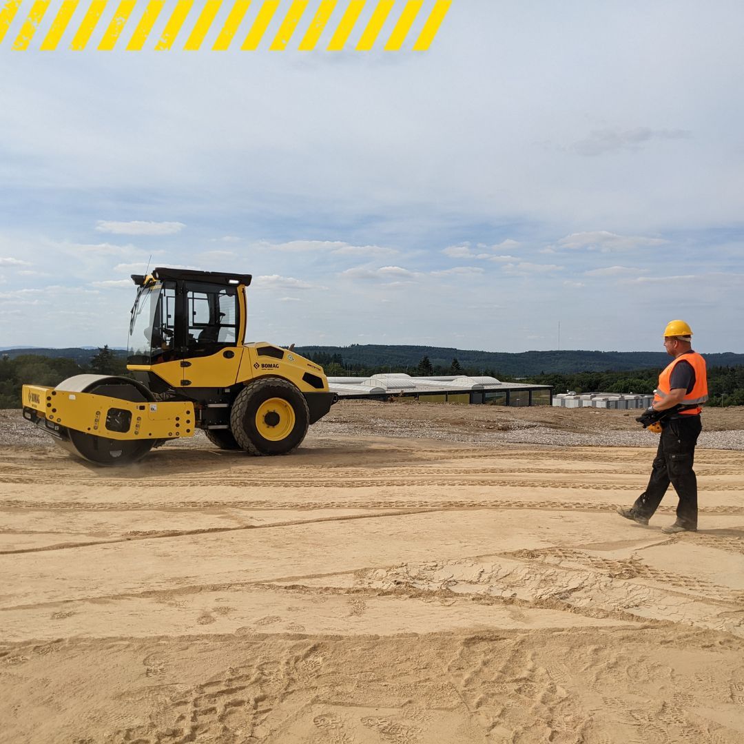 CemaMaquinaria's tweet photo. ¡COMPACTA DE FORMA SEGURA!💪
El nuevo control remoto de @BOMAGBuzz permite al operador estar siempre en sitio seguro, con su pantalla integrada podrá controlar todos los datos de la máquina y las lecturas de compactación.

#cemamaquinaria #bomag #compactacion #compactacionsegura https://t.co/AqKcRMdTUp
