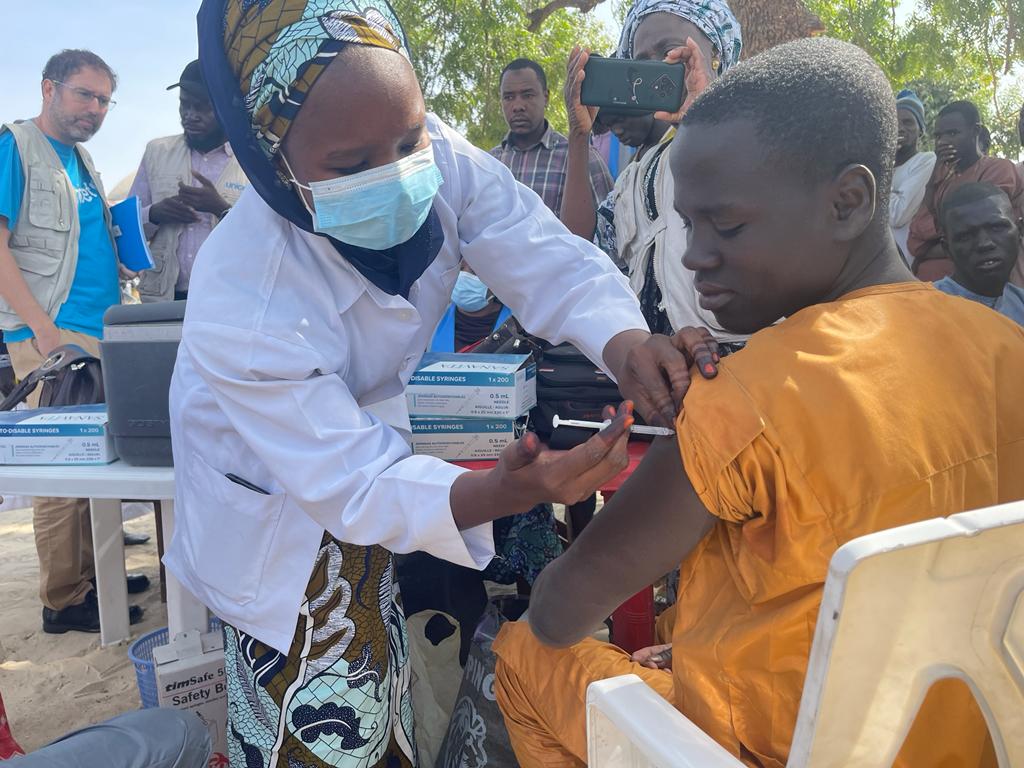 #ForEveryChild, a health system that works!

UNICEF Health in Emergencies Adviser <a href="/jmcqup/">James McQuen Patterson</a>, UNICEF Chief of Health <a href="/educel2000/">Eduardo Celades</a>, and Health Specialist <a href="/ClauNgabu/">Claude Ngabu</a> check out the service delivery system for vulnerable children at the Hajj, Muna and Shokari IDP camps in Maiduguri.