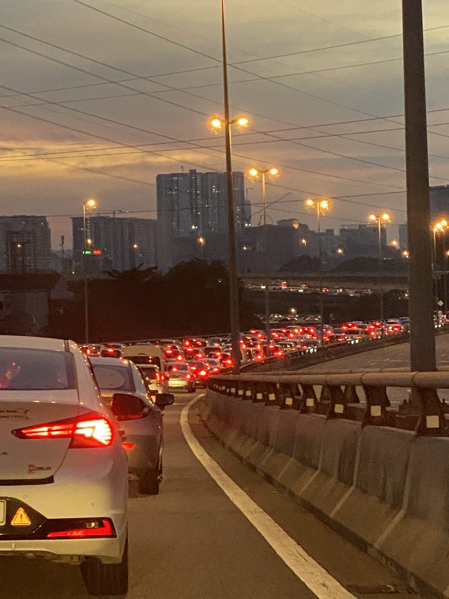 NurAshikinZul's tweet photo. Lebih 2 jam stuck on #mexhighway highway gah mahal nak mati tapi kena hadap jem macam ni.

@MexTraffic @Twt_Cyberjaya https://t.co/2telQc6yxm