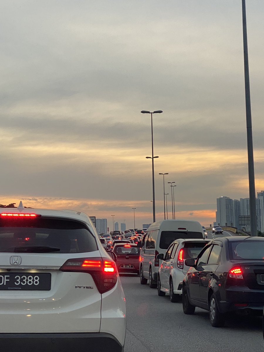 NurAshikinZul's tweet photo. Lebih 2 jam stuck on #mexhighway highway gah mahal nak mati tapi kena hadap jem macam ni.

@MexTraffic @Twt_Cyberjaya https://t.co/2telQc6yxm