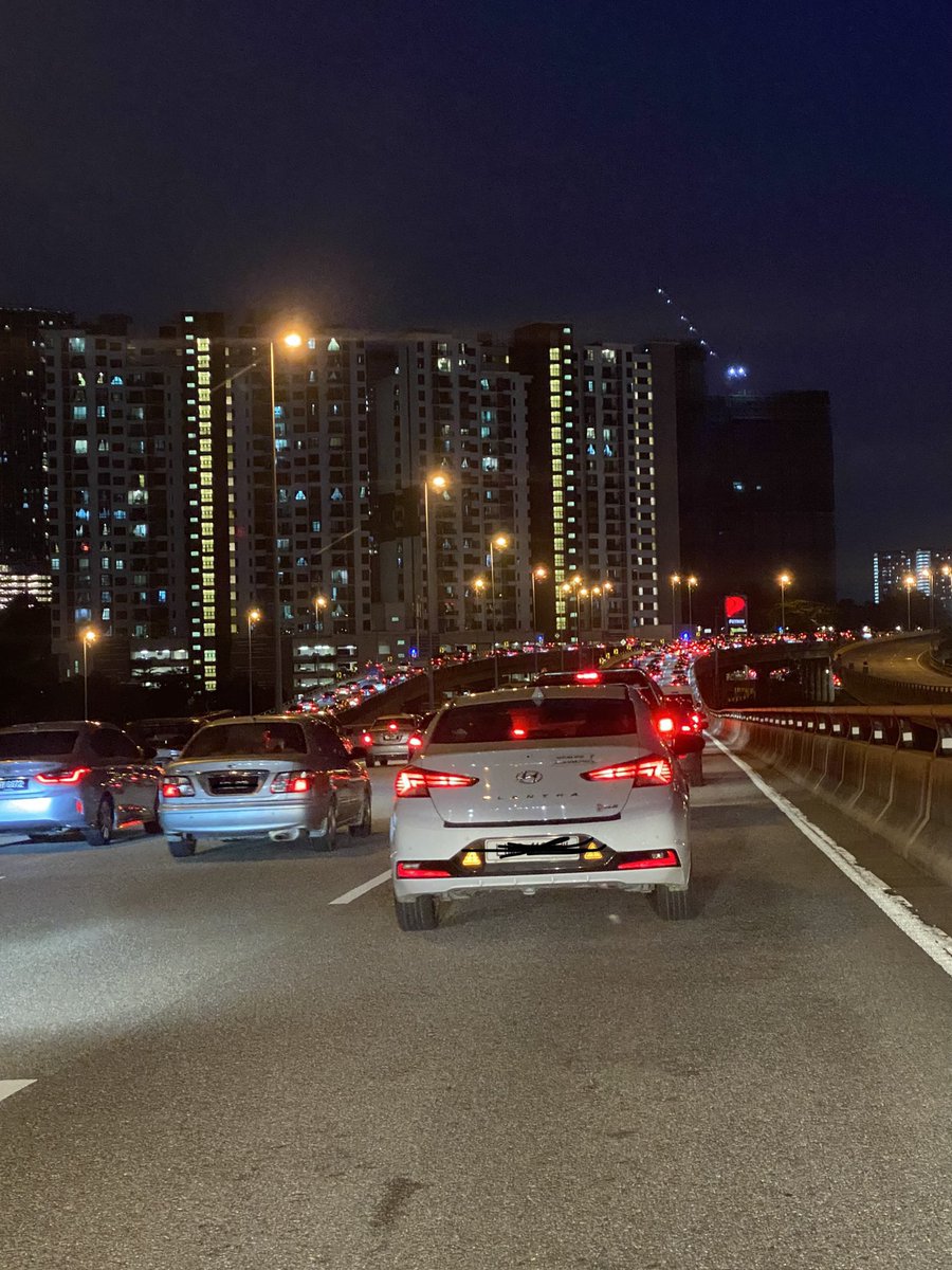 NurAshikinZul's tweet photo. Lebih 2 jam stuck on #mexhighway highway gah mahal nak mati tapi kena hadap jem macam ni.

@MexTraffic @Twt_Cyberjaya https://t.co/2telQc6yxm