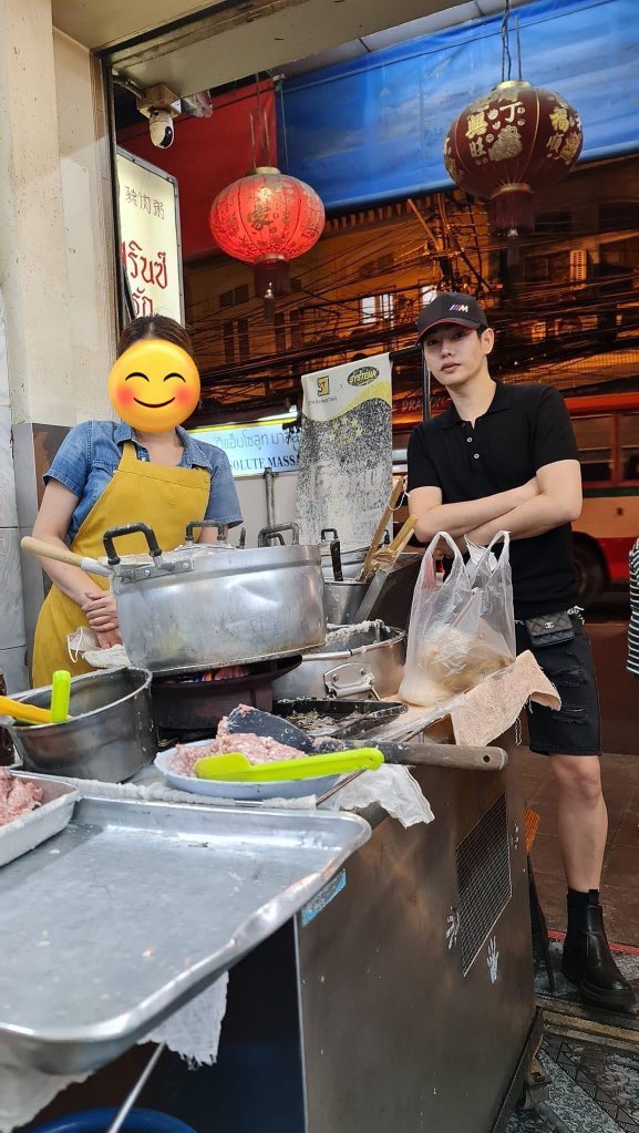 cherryme29's tweet photo. นอกจากร้านโจ๊ก ก็ยังมีร้านนี้ ว่าแต่เหตุการณ์ไหนเกิดก่อนกัน😄นุชเก็บเข้าลิสต์ไปตามรอย ท่ายืนถ่ายรูปเฮียเป๊ะมาก ชอบจังอยากไปยืนข้างๆ พุ่งมากจิง😍🥰 https://t.co/x3myFZt8ES 

@peckpalit
#เป๊กผลิตโชค
#PeckPaLitChoke https://t.co/tWr4HrzNyM