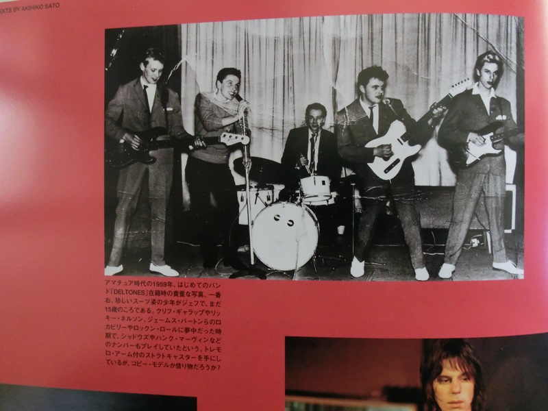 akirax_rising80's tweet photo. wikiにも載っていないけれど、ジェフ・ベックが15歳の頃、初めて組んだバンド「DELTONES」の写真。ベックは右端。ストラトを持っている。-パンフから。
#JeffBeck #15歳 #DELTONES #はじめてのバンド #ジェフベック https://t.co/oGvMCET41e