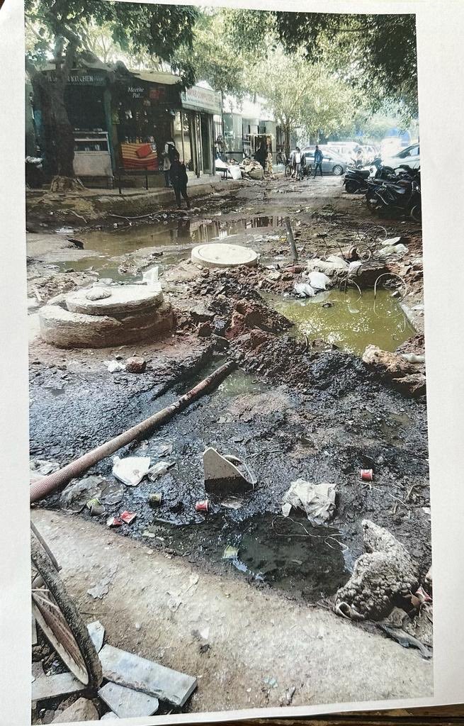 ananyasingh95's tweet photo. @HardeepSPuri @official_dda @SDMC_Official @DelhiJalBoard 
Nehru Place Redevelopment Plan going down the drain, the quality and execution of the project is pathetic. Guilty/Ineffecient Officers responsible must be brought to book. Photo of overflowing sewage (building #59/60). https://t.co/CGzO9c4fvX