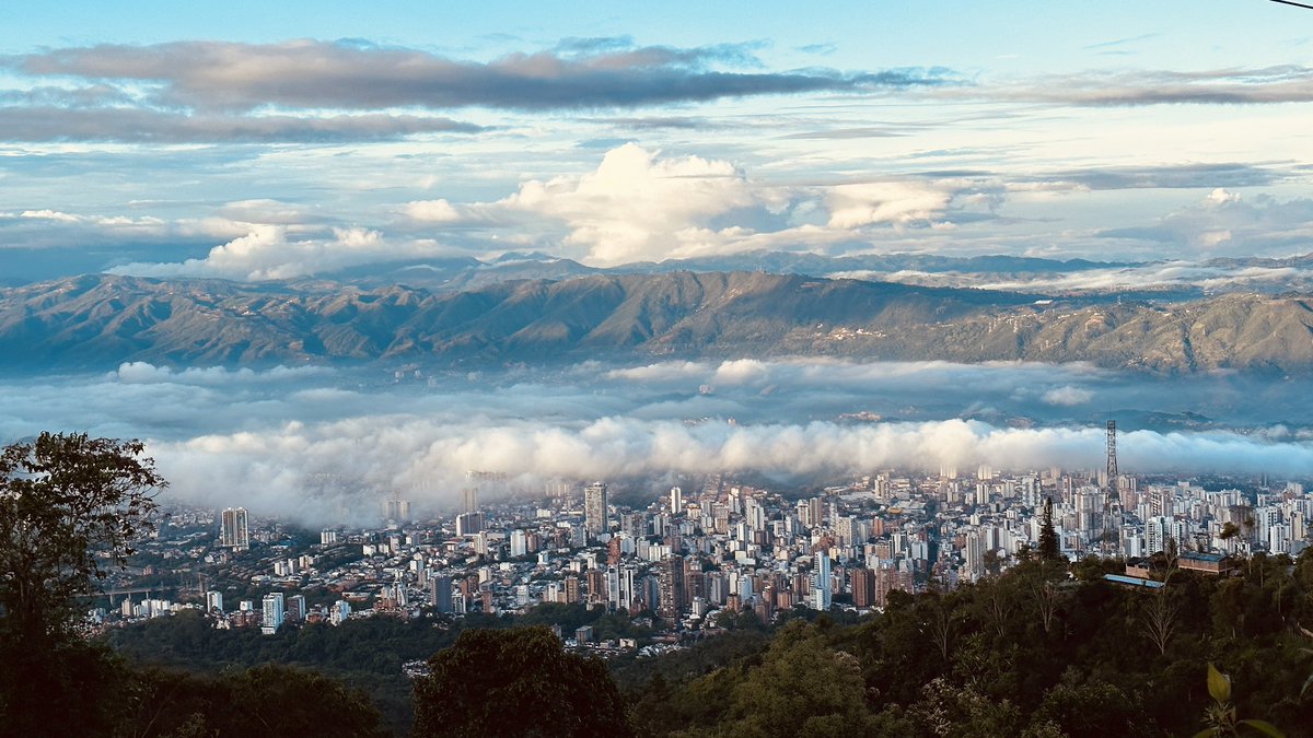 TatanFue's tweet photo. Así se ve desde el Cerro Oriental la linda BUCARAMANGA 💛💚 #Bucaramanchester https://t.co/sGL6WasehT