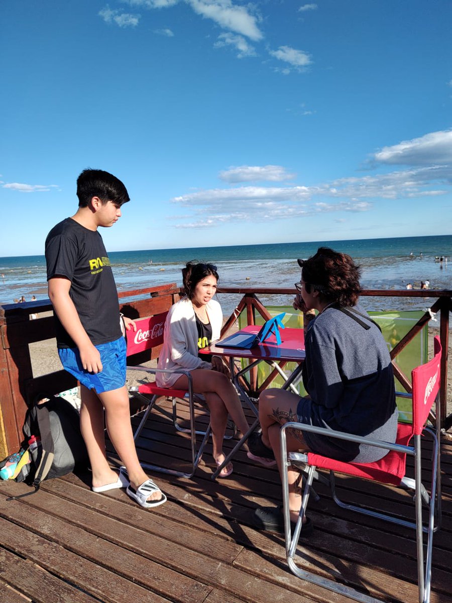🙌🏻El grupo de jóvenes preventores que se encuentran realizando acciones preventivas en Las Grutas, durante la tarde de ayer recabaron datos acerca de consumos, sustancias, percepciones de riesgos a través de encuestas.