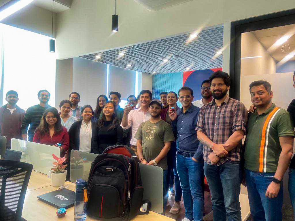 ultrabyaffle's tweet photo. MAASters at Bangalore office on Thursday!π€©
Hanging out with @anujkumar13, Chief Revenue & Operating Officer, @Affle and our colleagues from @getvizury @mediasmartio @appnext_updates over cupcakes π§ and cappuccino! β
#officelife #bonding #afflers #backatoffice #photodump https://t.co/CxgCThkYy9