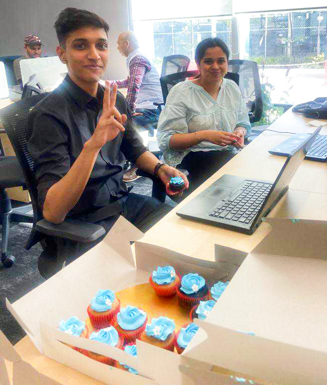 ultrabyaffle's tweet photo. MAASters at Bangalore office on Thursday!π€©
Hanging out with @anujkumar13, Chief Revenue & Operating Officer, @Affle and our colleagues from @getvizury @mediasmartio @appnext_updates over cupcakes π§ and cappuccino! β
#officelife #bonding #afflers #backatoffice #photodump https://t.co/CxgCThkYy9