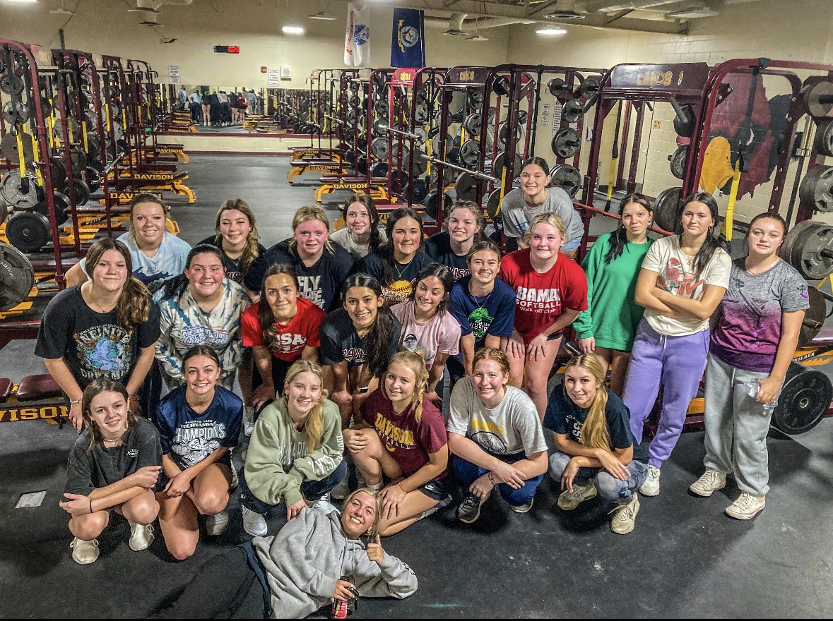 Amazing start to our morning workouts…. Way to go ladies!!💪🏻 We even had a special guest alumni show up to workouts this morning! <a href="/Marisam2517/">Marisa Metzger</a>
