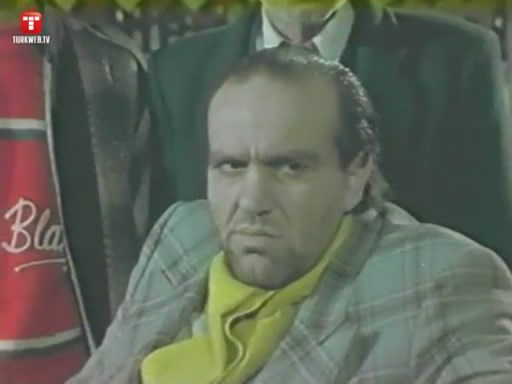 yadigar ejder burada 40 yaşında. 19 yılda oynadığı 317 filmin ardından, kameraya son kez bakıyor. bu karenin çekildiği gün, beyoğlu / hasnun galip sokak'taki bir lokantada beyin kanamasından vefat ediyor. 
ben, "sokağın yalnız çocuğu" kitabını, bu son bakış için yazdım.