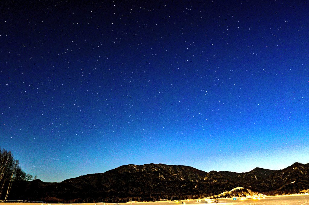 fire_bronze's tweet image. 2泊3日道東ツアー1日目

糠平湖に行ってきた！その3
夜明け前とか
氷の盛り上がりとか

氷の盛り上がっている所…
近くで撮ろうと近寄ったら…
ぴしぴしって😱😱😱

#糠平湖
#アイスバブル
#icebubble
#EOSR6
#ファインダー越しの私の世界
#キリトリセカイ
#my_eos_photo 
#北海道カメラ倶楽部