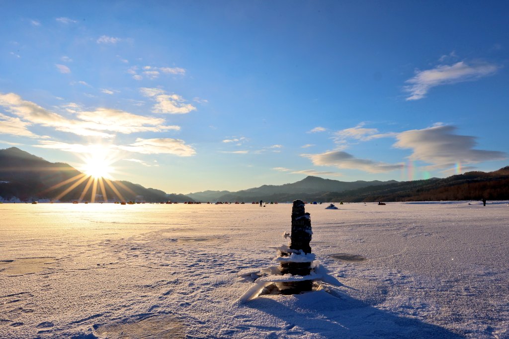 fire_bronze's tweet image. 2泊3日道東ツアー1日目

糠平湖に行ってきた！その3
夜明け前とか
氷の盛り上がりとか

氷の盛り上がっている所…
近くで撮ろうと近寄ったら…
ぴしぴしって😱😱😱

#糠平湖
#アイスバブル
#icebubble
#EOSR6
#ファインダー越しの私の世界
#キリトリセカイ
#my_eos_photo 
#北海道カメラ倶楽部