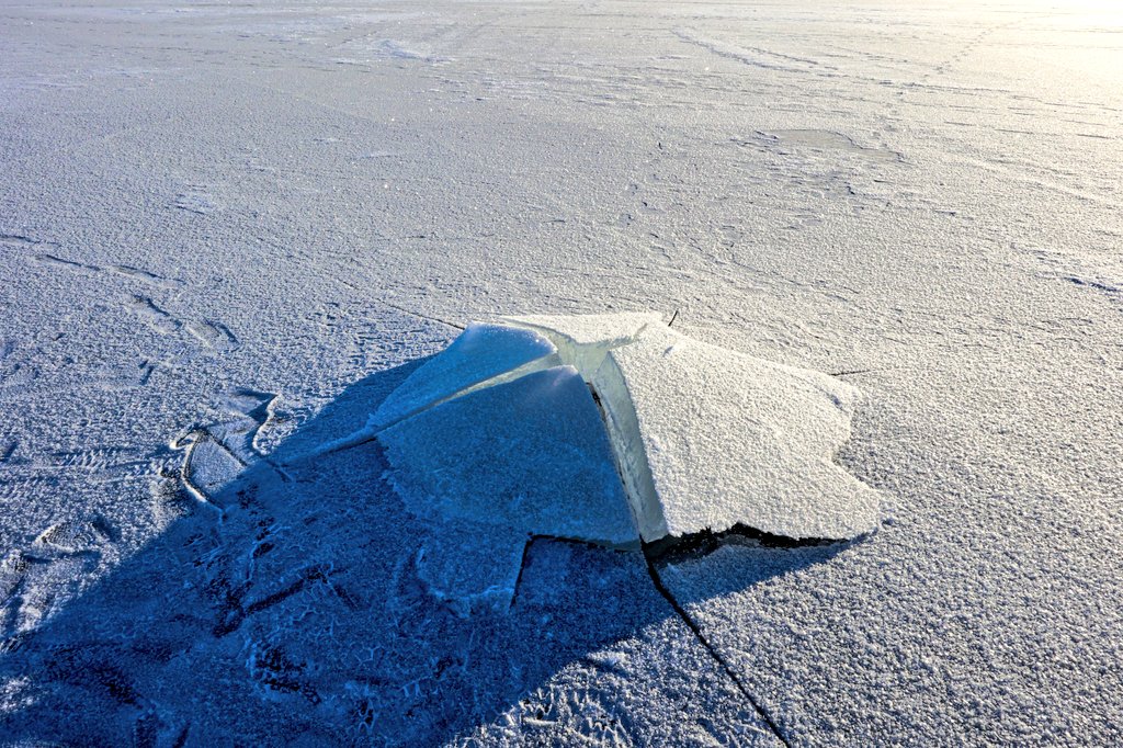 fire_bronze's tweet image. 2泊3日道東ツアー1日目

糠平湖に行ってきた！その3
夜明け前とか
氷の盛り上がりとか

氷の盛り上がっている所…
近くで撮ろうと近寄ったら…
ぴしぴしって😱😱😱

#糠平湖
#アイスバブル
#icebubble
#EOSR6
#ファインダー越しの私の世界
#キリトリセカイ
#my_eos_photo 
#北海道カメラ倶楽部