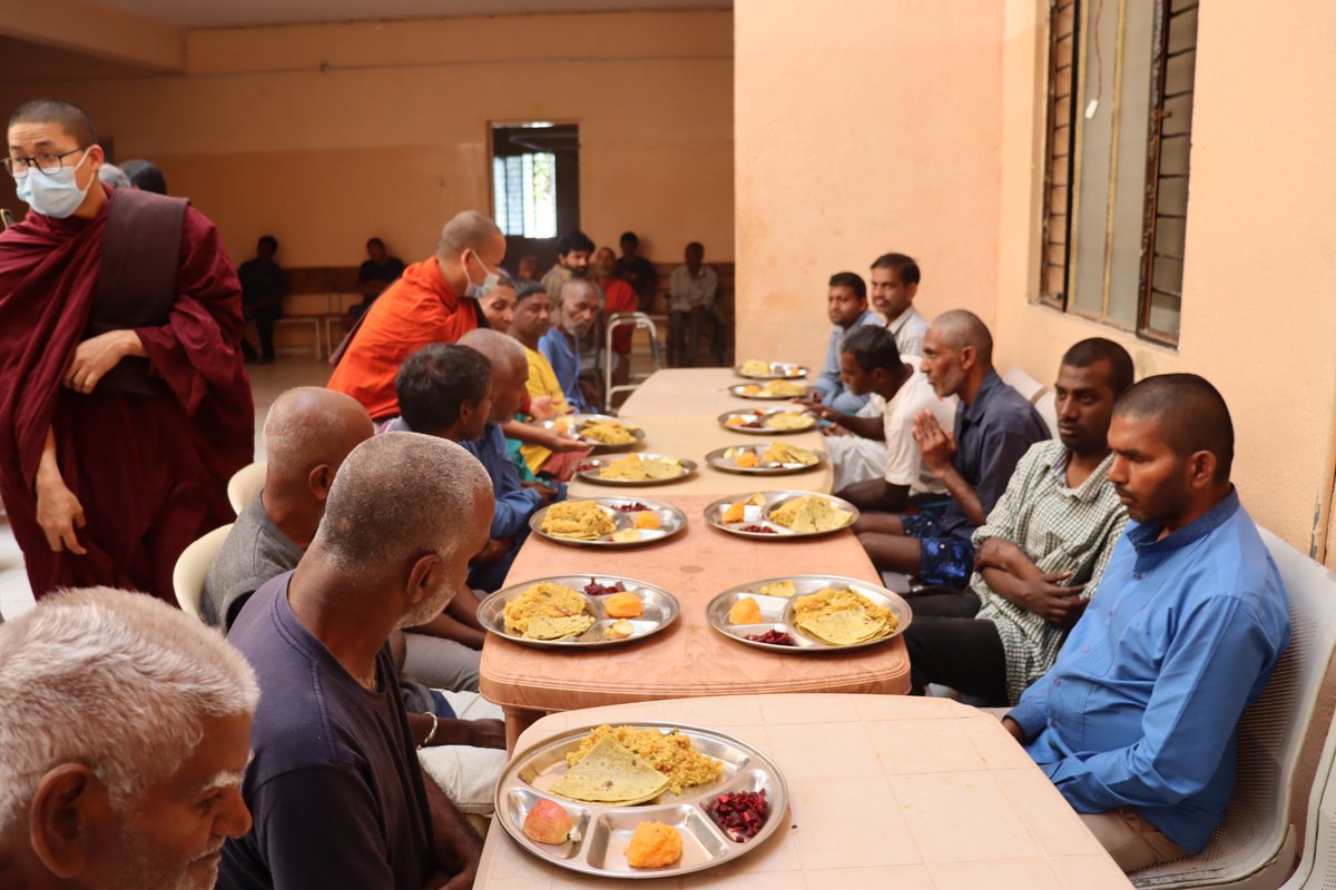 sanghasenamimc's tweet photo. As part of the Mahakaruna (Great compassion in Action) event, Guruji visited the Friends of Sick Association (FOSA) Bengaluru today and offered them meals and prayers for their well beings and happiness.

#MKD23 https://t.co/o8dBUBY4k9