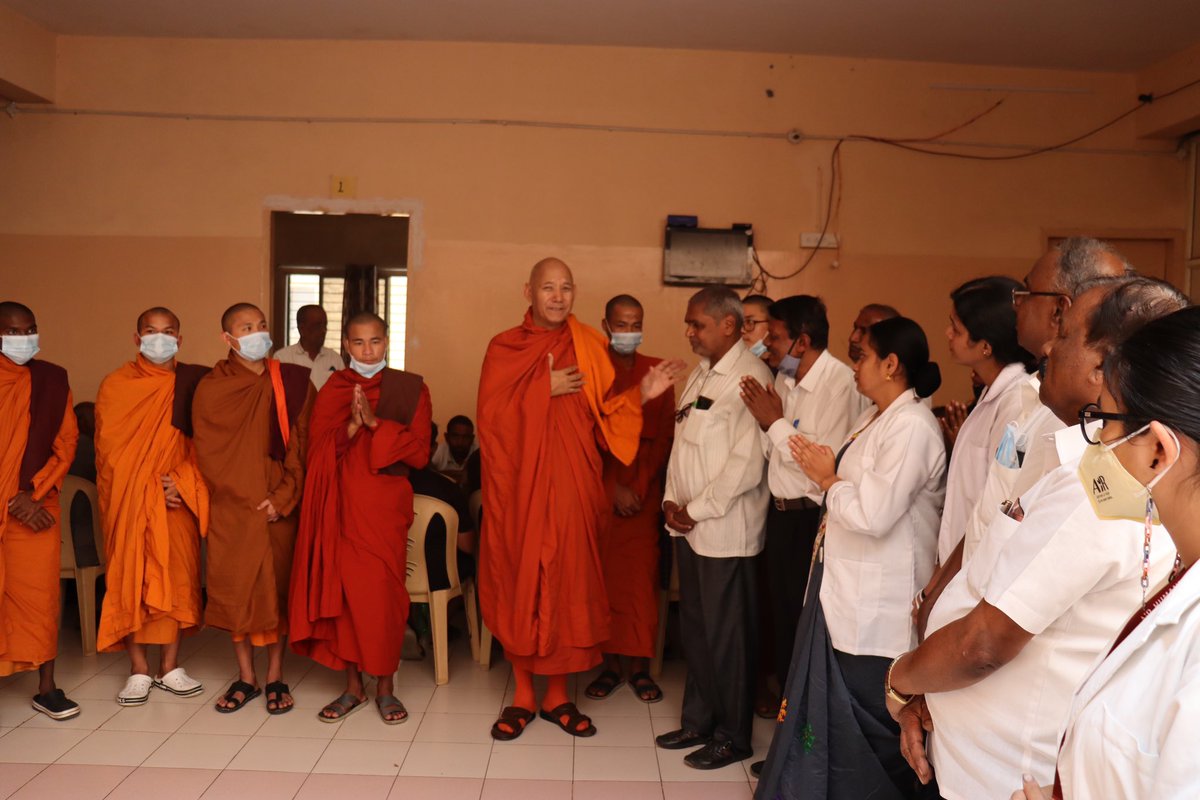 sanghasenamimc's tweet photo. As part of the Mahakaruna (Great compassion in Action) event, Guruji visited the Friends of Sick Association (FOSA) Bengaluru today and offered them meals and prayers for their well beings and happiness.

#MKD23 https://t.co/o8dBUBY4k9