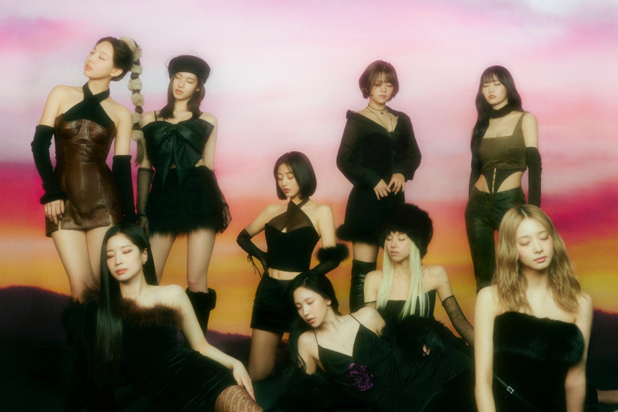soompi's tweet photo. #TWICE Mesmerizes With Dreamy "MOONLIGHT SUNRISE" Group Teaser 
https://t.co/lU2kc4xtog https://t.co/FPhw1BM5fL