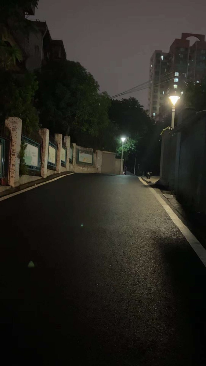 有時收工都會幻想，在這麼人煙稀少的地方被拉進巷子強暴不敢叫出聲一定很興奮