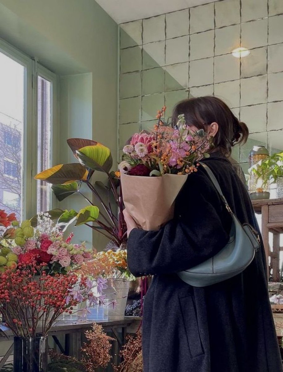 hot girls buy themselves flowers 💐