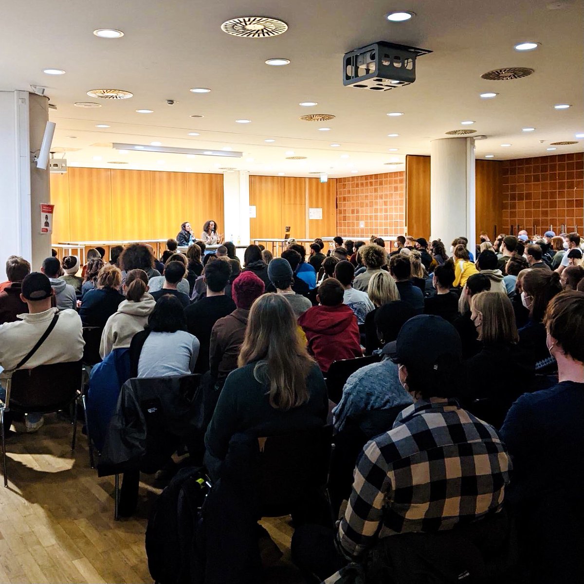 KarlDietzBerlin's tweet photo. Volle Hütte gestern in Bremen: @BafiKush + Eleonora Roldán Mendívil zu „Die Diversität der Ausbeutung. Heute: Hamburg im W3, 18:30. Special Guest: Co-Autor @SebFriedrich zu seinem Beitrag ‚Das rechte Projekt &amp; die Krise des Kapitalismus‘: https://t.co/zuurKEwFJP 🔥 #tagestipp https://t.co/4dxwJ9wBqk