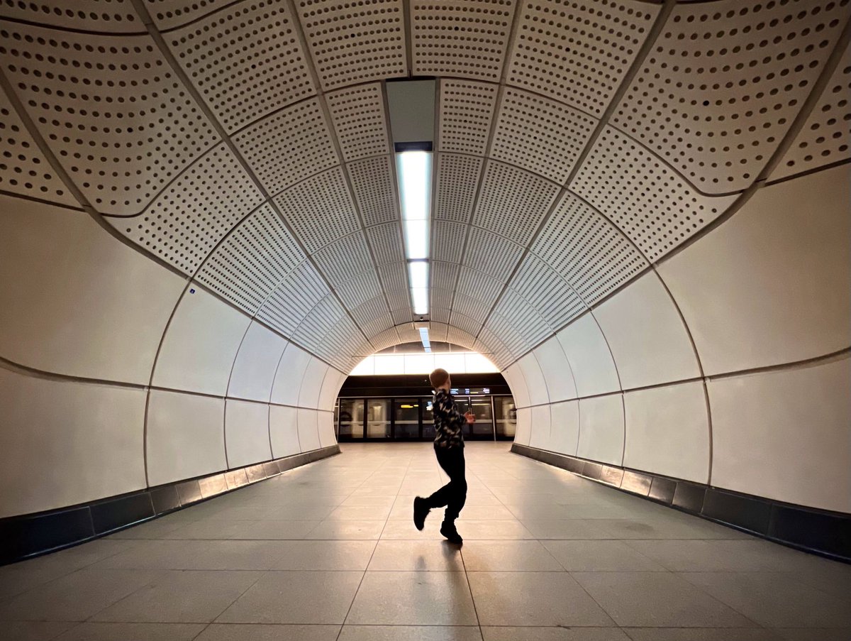 StockSounds's tweet photo. Inspiring architecture in #london #underground  #elizabethline https://t.co/H9qHJFPhRU