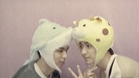 gonheeThinker's tweet photo. - 🐬💕🦒

#BX #용희 #CIX https://t.co/y8TOwmJVlV