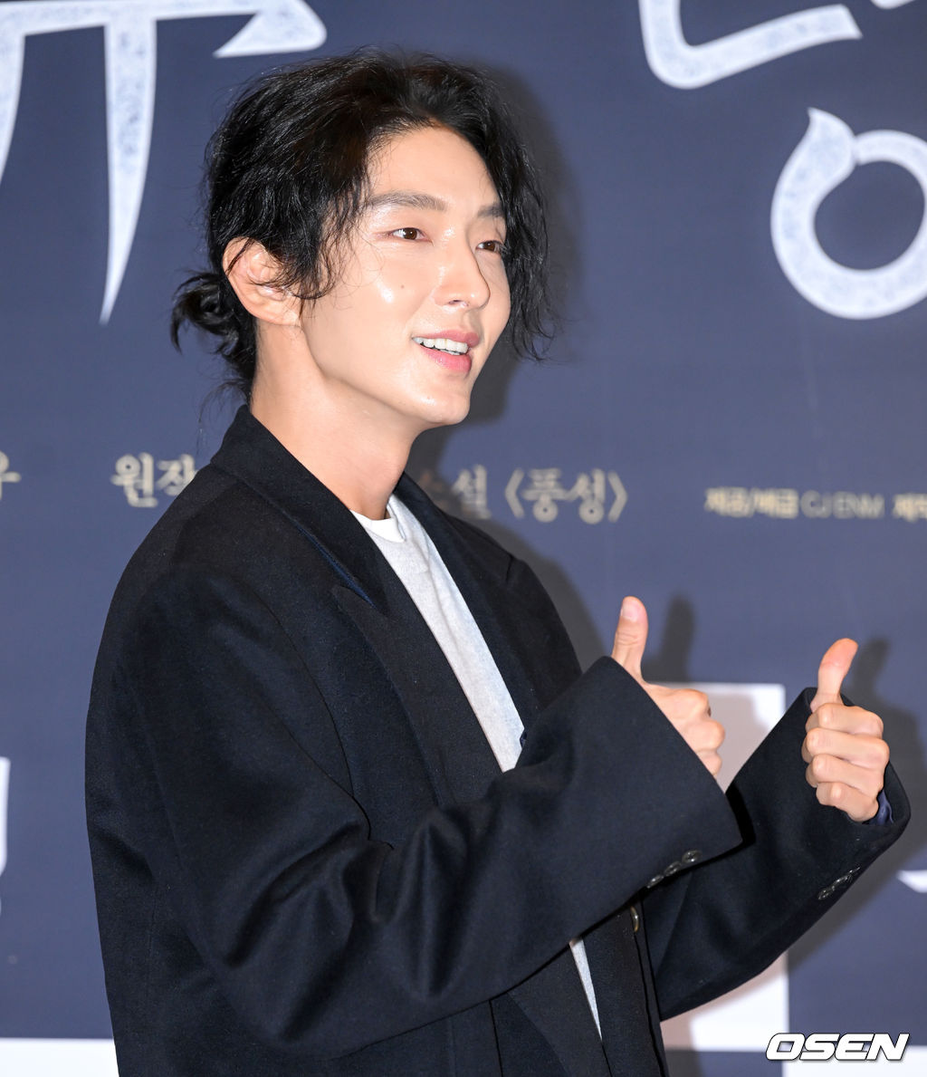 My 👍👍 man~♥️
#LeeJoonGi attends the VIP premiere of movie “#Phantom” starring #ParkHaeSoo, #ParkSoDam, #LeeHoney, and (FOE co-star) #SeoHyunWoo.