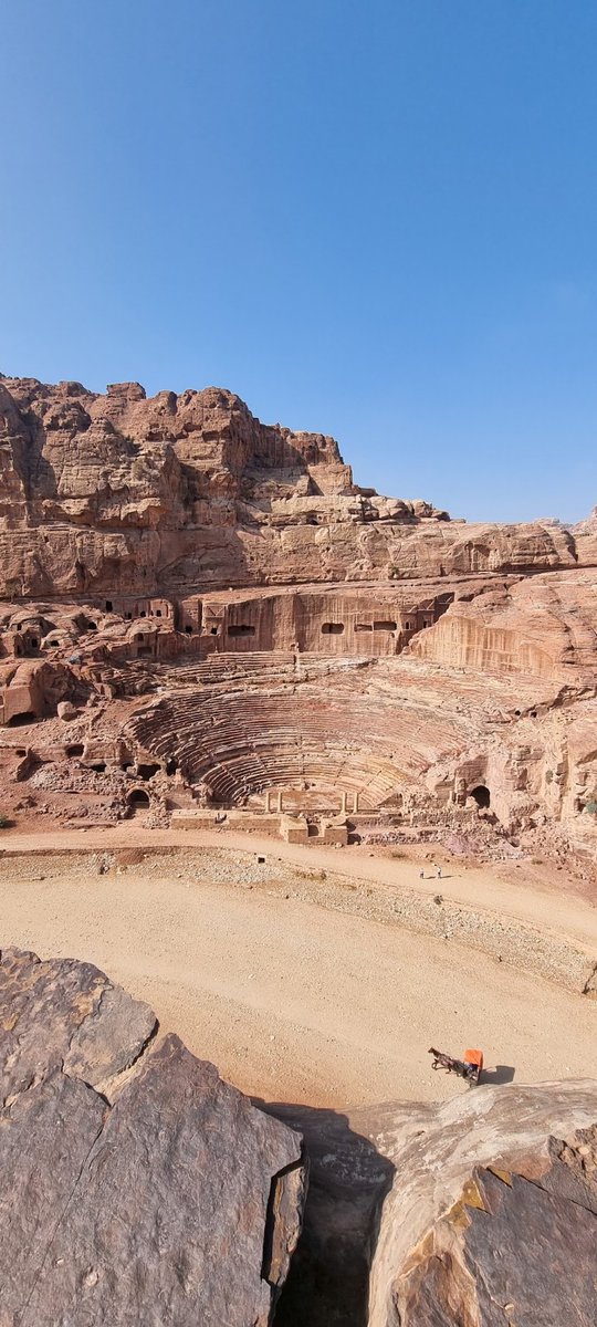 #TheaterThursday The monumental theater #Petra. It could seat about 8000 people and was carved directly out of the rock of Jabal al Madbah, dated to the early first century CE and expanded after the #Roman annexation in 106 CE #Archaeology #Jordan