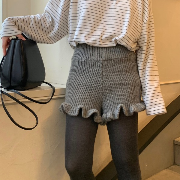 nugu_official's tweet photo. 人と被らないファッションを追求するあなたには[LINENNE]をぜひチェックしてほしい！
ちょっぴりキッチュで古着っぽさもあるような個性派可愛いアイテムが集まるブランド。オリジナルも豊富。#韓国ブランド #LINENNE https://t.co/fkdrEaNZzL