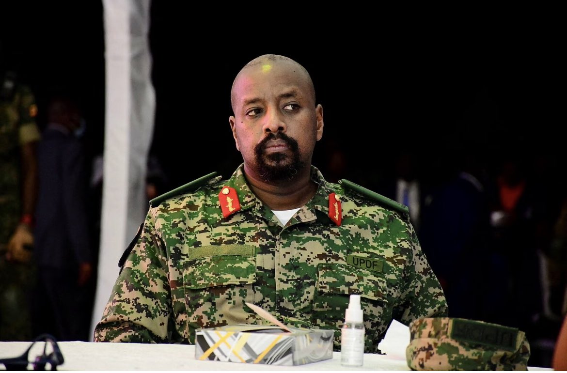 DanielMbiya7's tweet image. « Un joker » : Le fils du président #ougandais se bouscule pour succéder à son père
Le général Muhoozi #Kainerugaba s'est positionné comme le prochain dirigeant de l'Ouganda. Mais ses tweets provocateurs ont déconcerté les #Ougandais et mis son père dans une impasse.