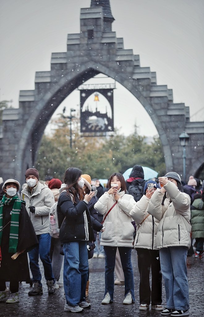 JiRongCHN's tweet photo. Beijing welcomes 2023's first #snowfall on Thursday. https://t.co/gMlWmSKm9C