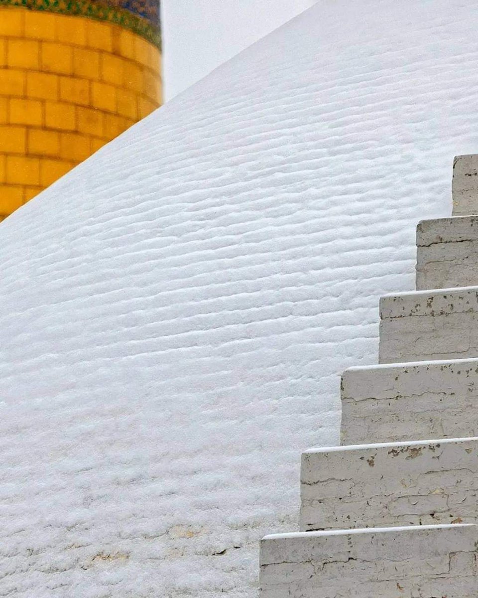 TimeTravel1947's tweet photo. In the holy city of #Mashhad in #Iran, the beautiful scenery of snow, the temperature is likely to drop to minus 16 degrees Celsius.
#WeatherUpdate #Coldwave #TTalert https://t.co/QVqr2Isl51