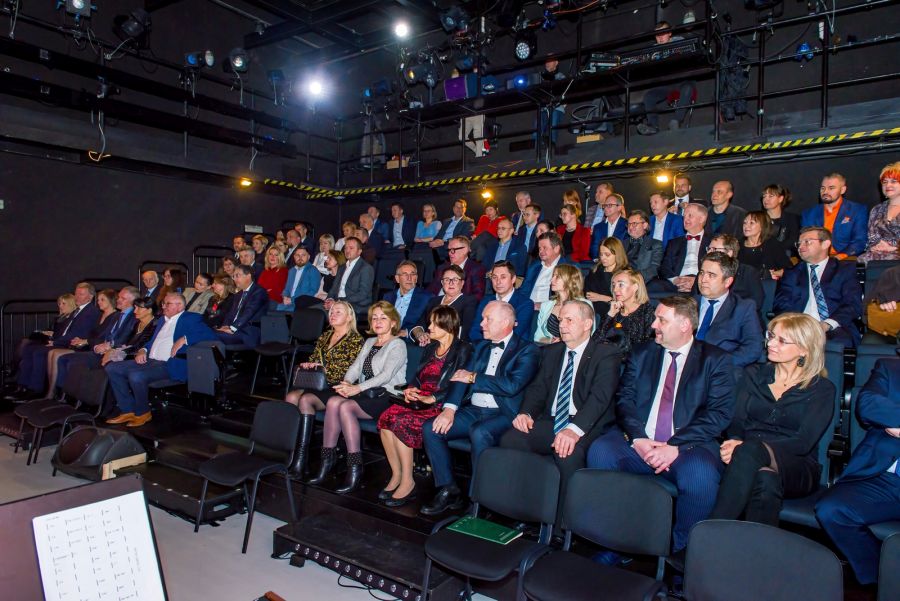 RekordSi's tweet photo. 11.01. w Teatrze Polskim w B-B odbyła się I Noworoczna Gala @BCCorg B-B. 
Prezes @SzymuraJanusz wspomniał o historii powstania teatru, który wybudowany został dzięki środkom finansowym uzbieranym w ramach zbiórki zainicjowanej przez bielskich przedsiębiorców pod koniec XIX w. https://t.co/cgoim9qdY1