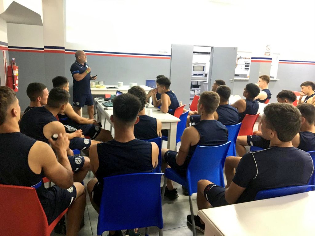 caslajuveniles's tweet photo. 👏 Esta semana el plantel de Reserva quedó concentrado en la pensión de Juveniles y, además de tener todo a disposición, recibió la mejor atención. Se realizaron diferentes trabajos para seguir fortaleciendo el grupo. ¡Muchas gracias!

¡Y vamos #SanLorenzo! 🔵💪🔴 https://t.co/F1SwkMTZDN