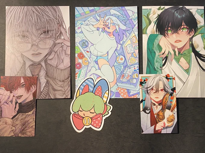 原宿DFGにて1/16まで開催中の美少年展にてお迎えした色々。ホンダソウイチさん燈彩さんのA5イラストカード、仄時チコさん、かねこ鮭さん、OTOCHIさん、宝とじさん、ikiruさんのポスカ、豚箱さんのチェキ風シール、そして細川成美さんのプロフカード。宝物が増えました#美少年展 #美少年展2023 