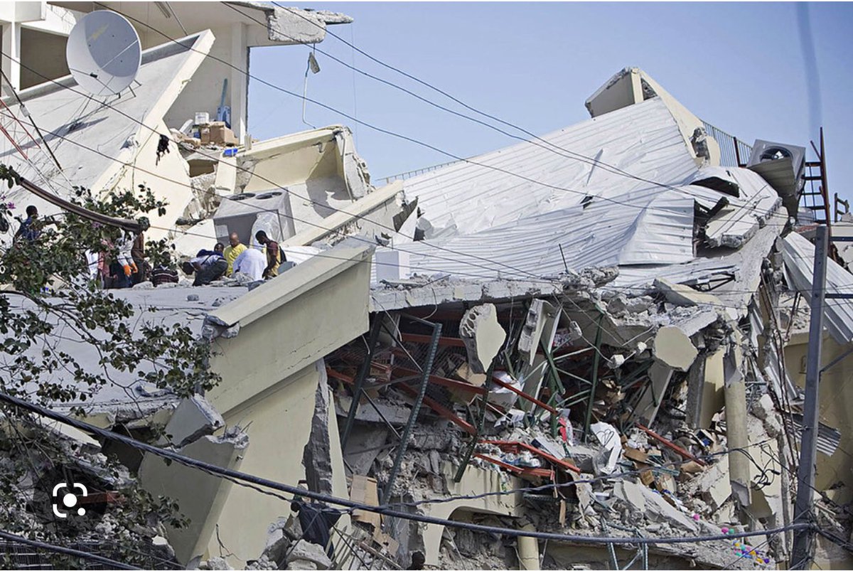 🛑 12 janvier 2010 - 12 janvier 2023, 13 ans après un séisme catastrophique a détruit une partie d’🇭🇹. Il devrait être une “fenêtre d’opportunités” afin de re(penser) notre rapport à la construction 🏗 et des Politiques publiques contre les risques sismiques. #haitiearthquake